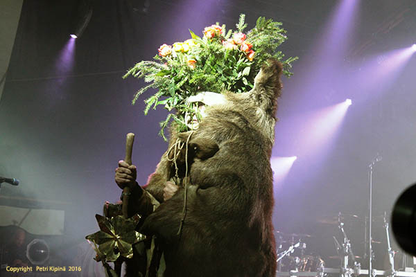 Pekka Kainulaisen runoteoksen aikana lavalla nähtiin shamanistista menoa.