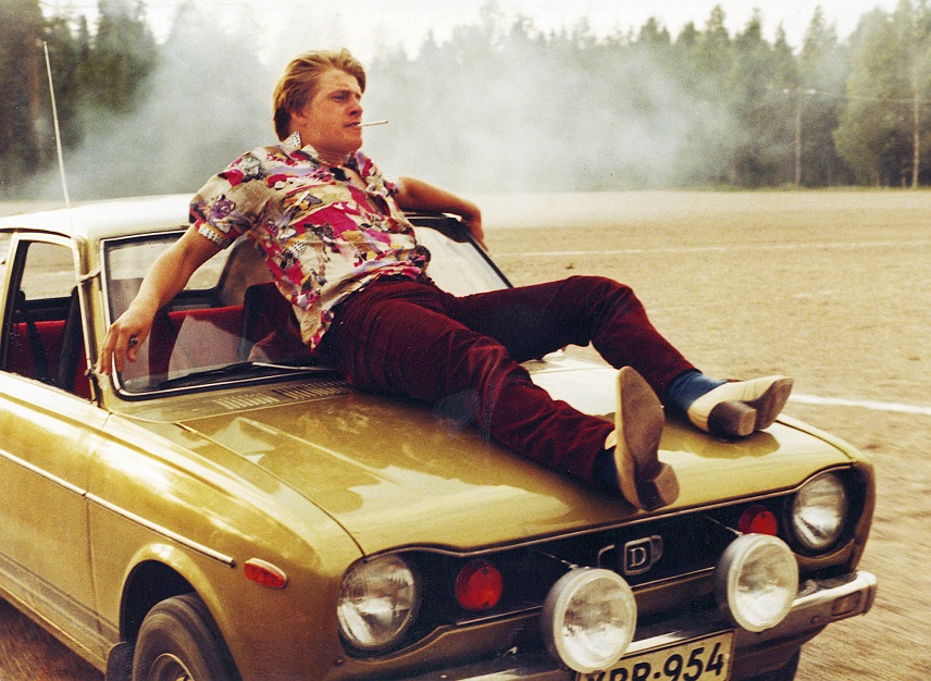 (1982) Elämä sykkii kiihkeänä parikymppisissä nuorissa, jotka armeijasta palattuaan eivät löydä paikkaansa kotikylässä. Pääosissa teatterikoululaiset Timo Torikka (kuvassa), Tero Niva ja Heikki Paavilainen. YLE Kuvapalvelu