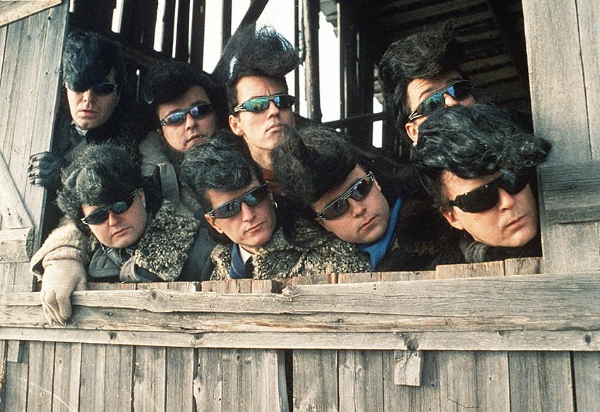 Elokuva maailman huonoimman rockyhtyeen matkasta koti-Siperiasta Yhdysvaltoihin. N: Matti Pellonpää, Kari Väänänen ja Leningrad Cowboys. O: Aki Kaurismäki, Suomi 1989. HD Yle Kuvapalvelu