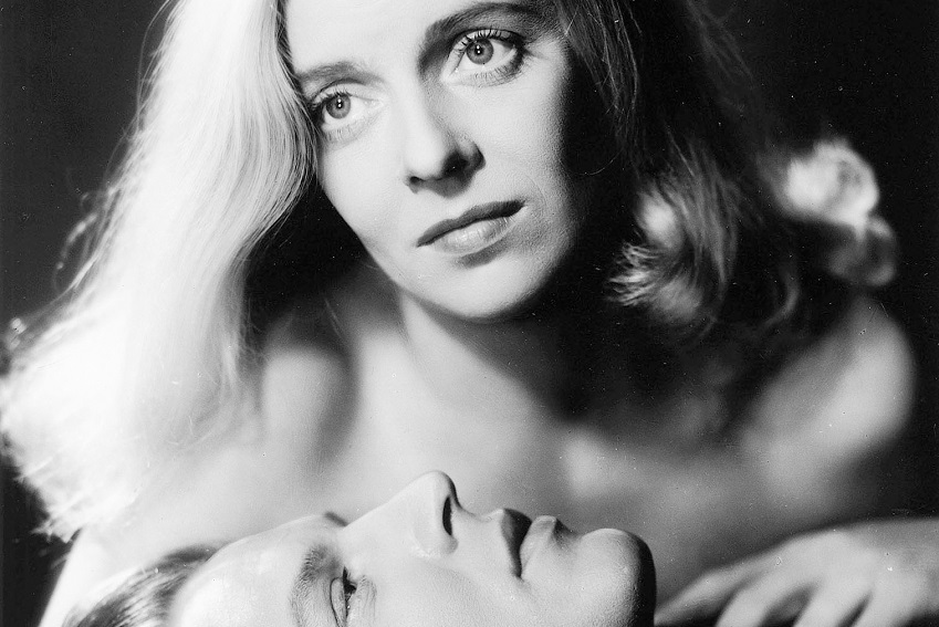 (Suomi 1947) Hurja melodraama tukkilaisesta ja rikkaan talon tyttärestä, joiden rakkautta säätyrajat ja vanha kirous varjostavat. O: Teuvo Tulio. N: Regina Linnanheimo, Kullervo Kalske. Mv. Kuvassa Aino Iso-Ylitalo (Regina Linnanheimo) ja hänen rakastettunsa Olavi (Kullervo Kalske). Kuva: SEA / Yle Kuvapalvelu