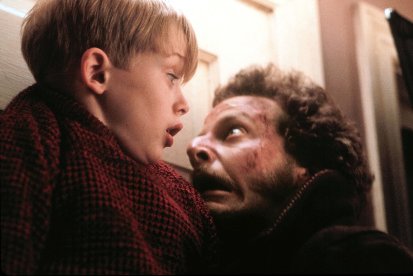 Yksin kotona (7) Koko perheen joulukomedia, jossa suurperheen ylivilkas pikkupoika unohtuu vahingossa kotiin muun perheen matkatessa maailmalle. Vintiön unelmajuhlaa yksin isossa kotitalossa häiritsevät hullunkuriset murtovarkaat. Pääosissa: Macaulay Culkin, Joe Pesci, Daniel Stern, John Heard. MTV3 Kuvassa Macaulay Culkin (Kevin) ja Daniel Stern (Marv).