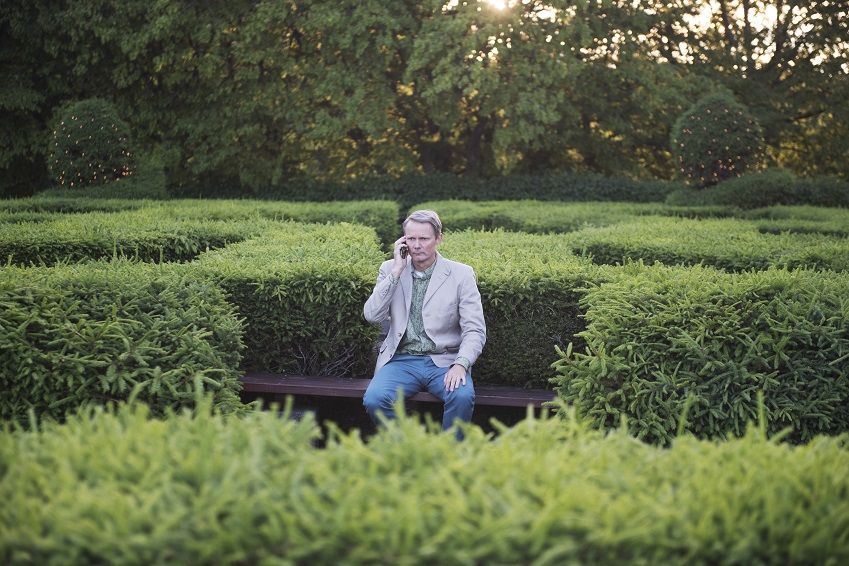 170628 Felix Herngren under en inspelningsdag av Solsidan-filmen den 28 juni 2017 i Stockholm. Foto: Linnea Rheborg